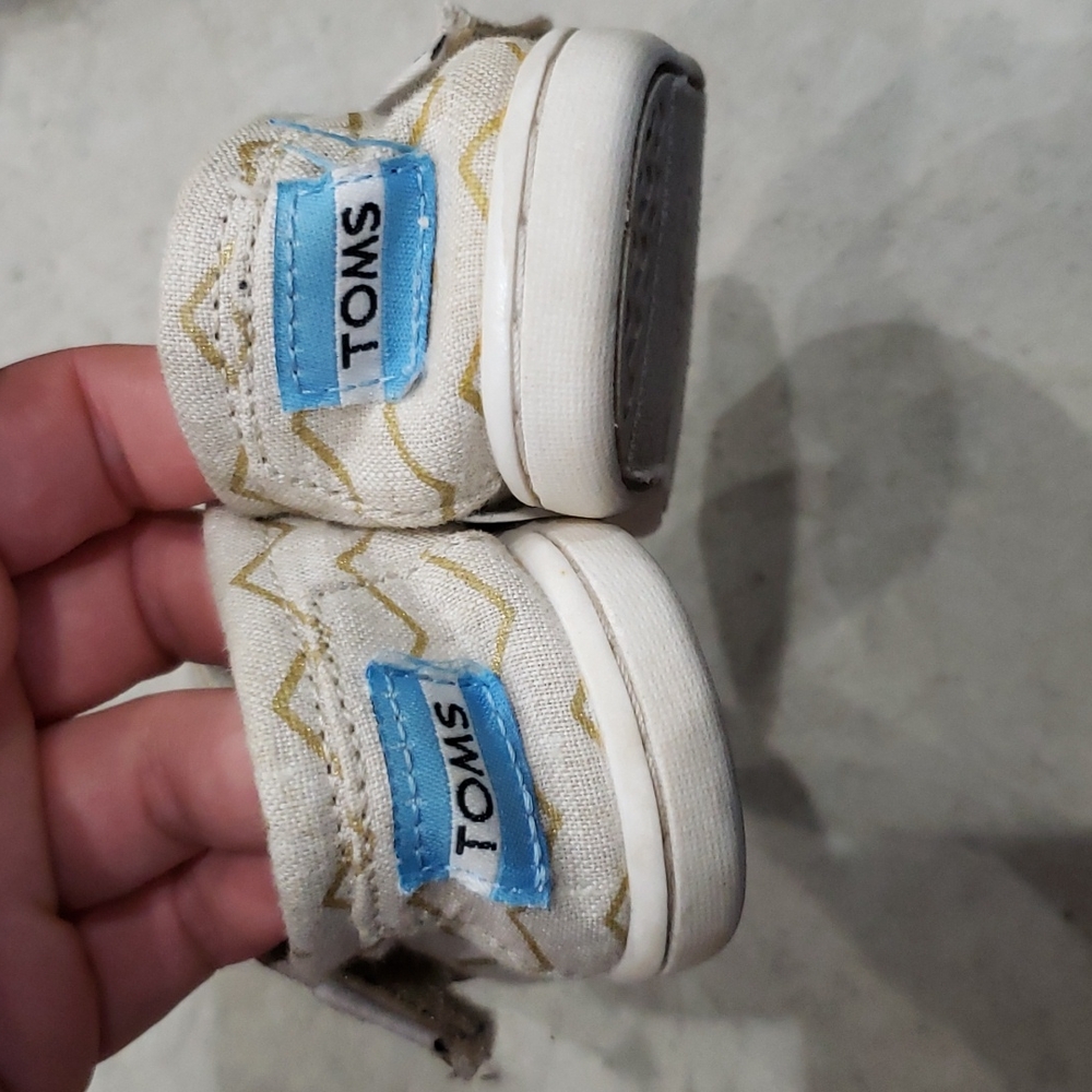 Toms - Picture 3 of 3
